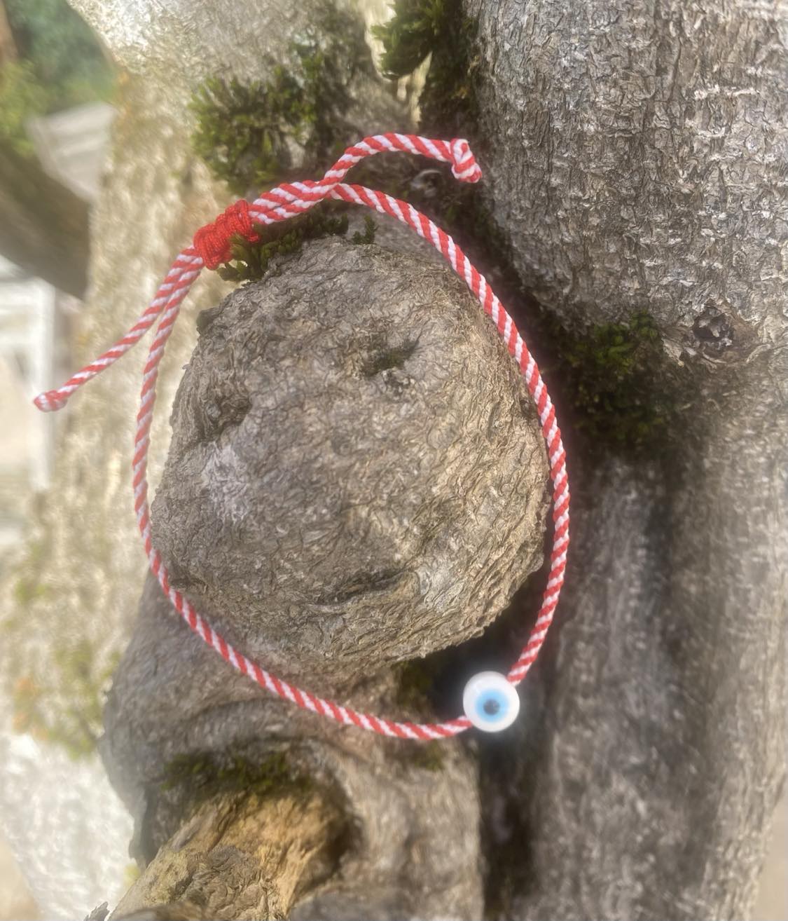 Le petit bracelet traditionnel grec de Martis (Mars)  et son oeil protecteur.   En grec Μαρτης